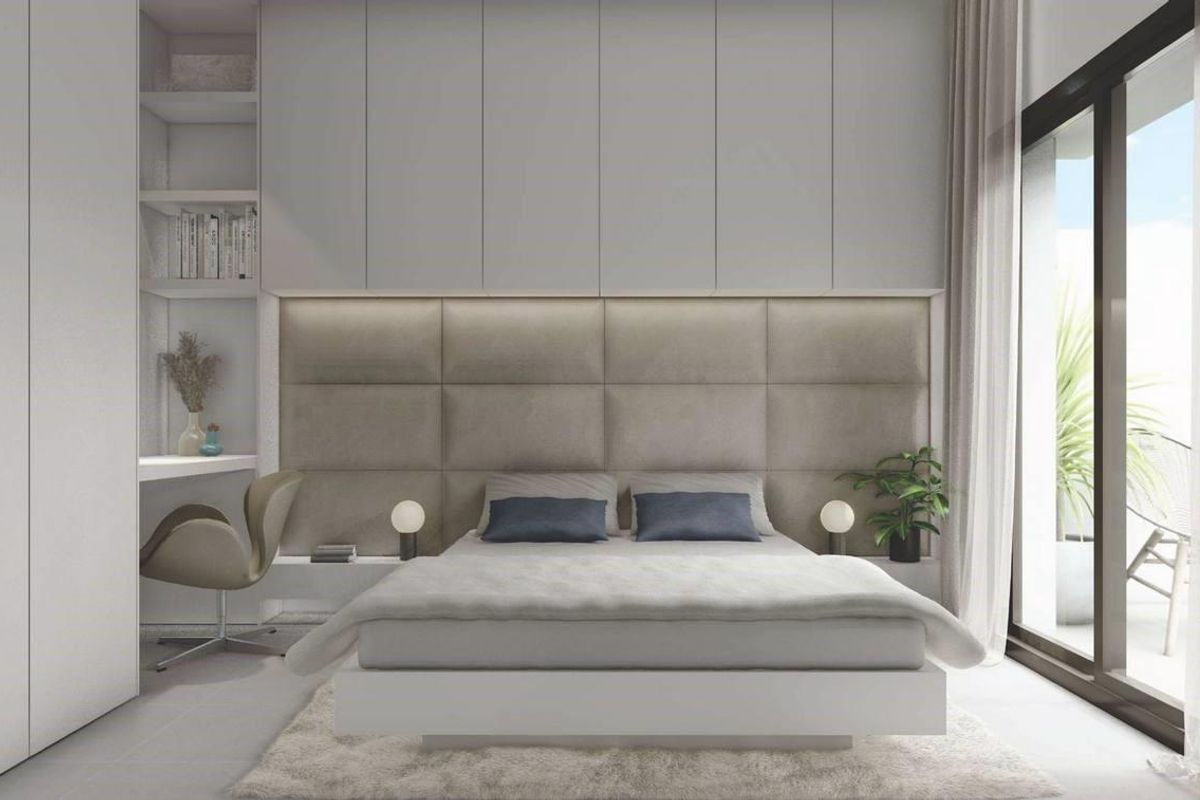 Rustige master slaapkamer in een 3-slaapkamer villa, met hedendaagse meubels en toegang tot het balkon in San Juan de los Terreros.