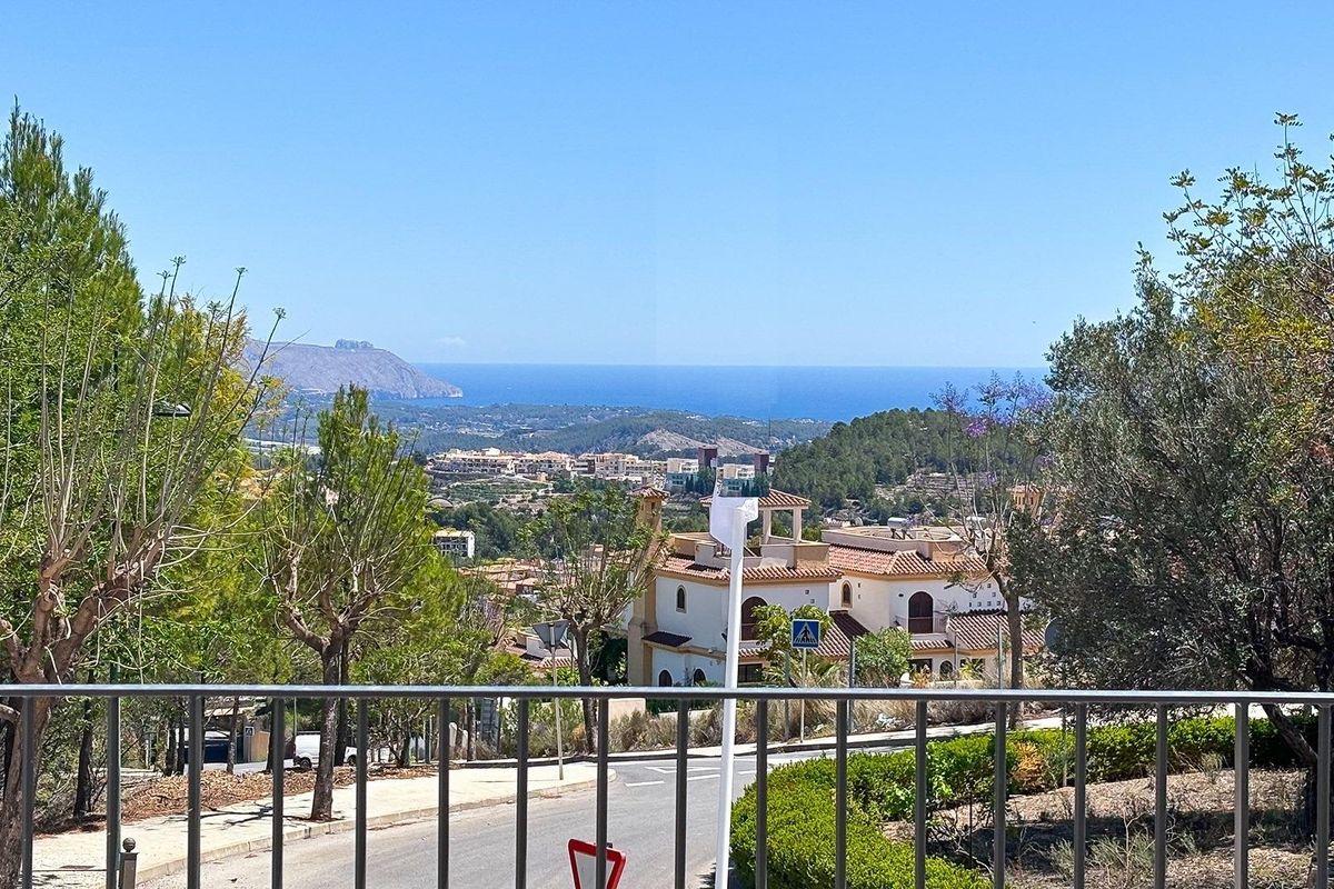 Prachtig uitzicht op zee vanuit de heuvels van Polop, die het mooie mediterrane landschap toont.