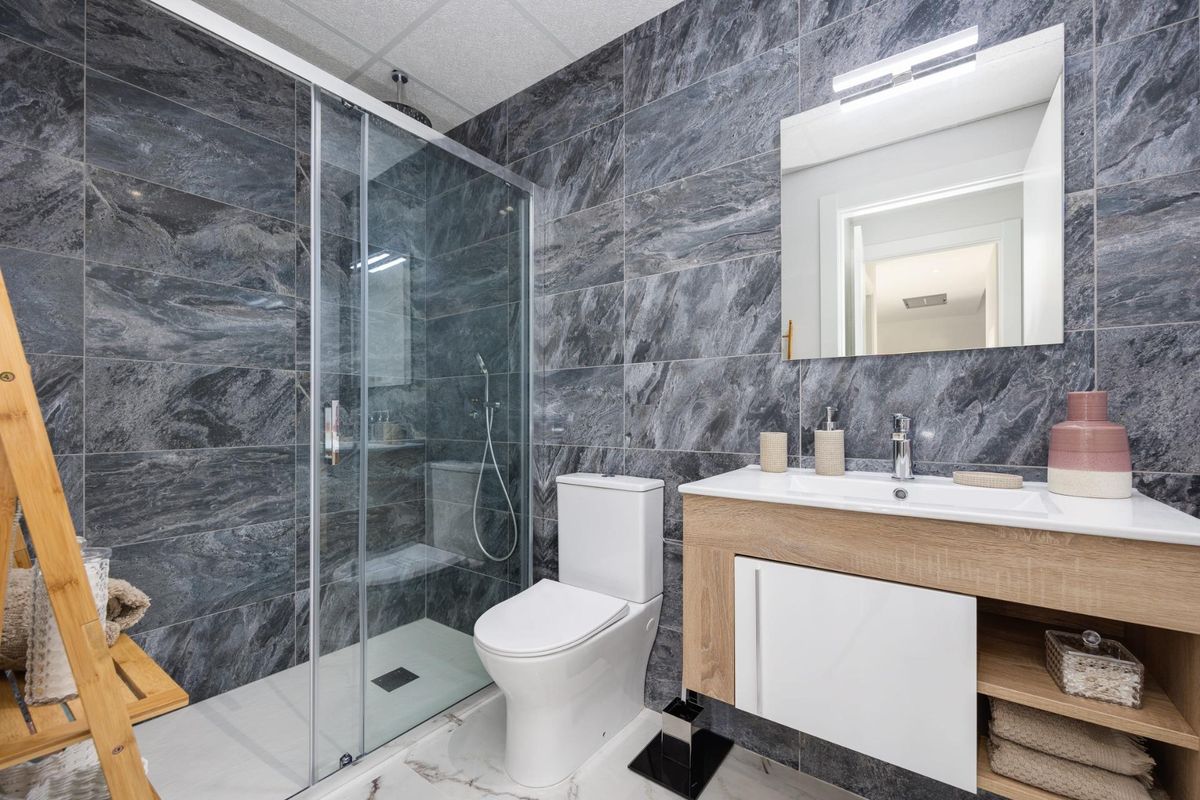 Moderne badkamer met elegant ontwerp en grijze tegels in een 2-slaapkamer appartement in San Miguel de Salinas.