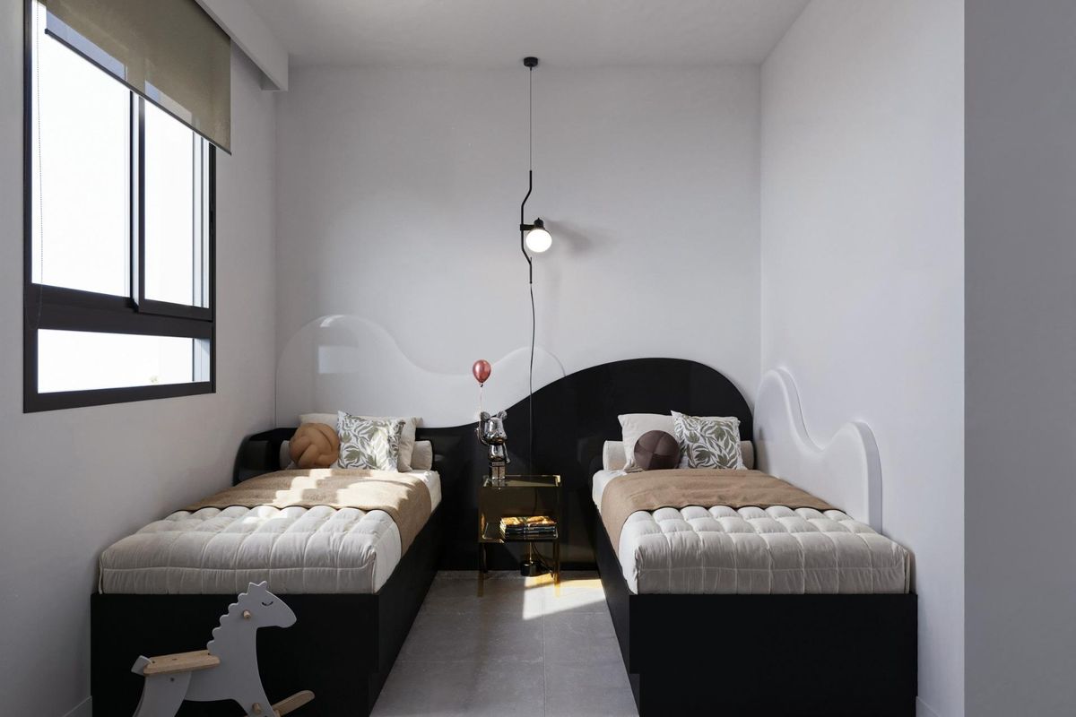 Heldere kinderkamer met twee eenpersoonsbedden in een bungalow met 3 slaapkamers in San Miguel de Salinas.