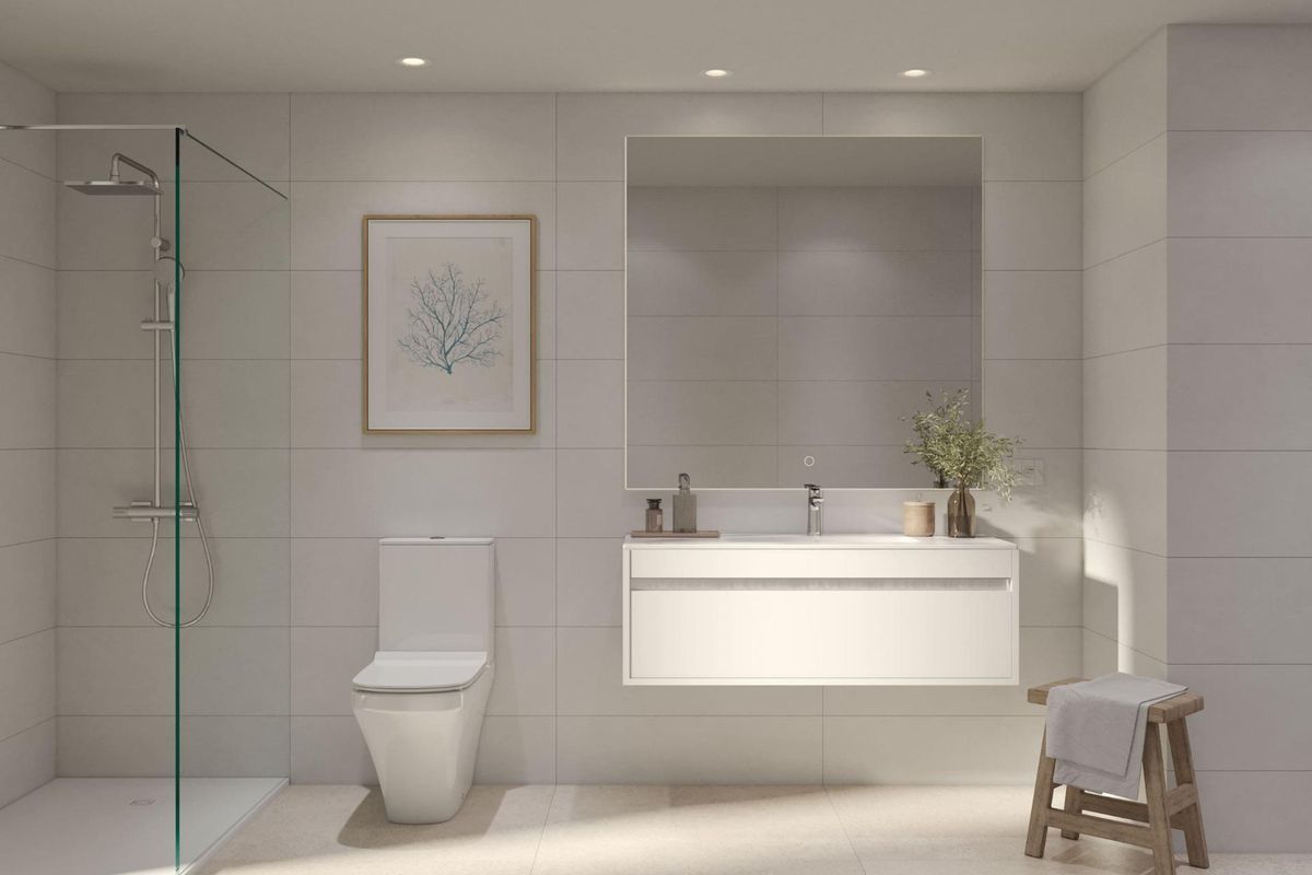 Strakke badkamer met inloopdouche en minimalistisch design in een appartement op de begane grond in Estepona, Costa del Sol.