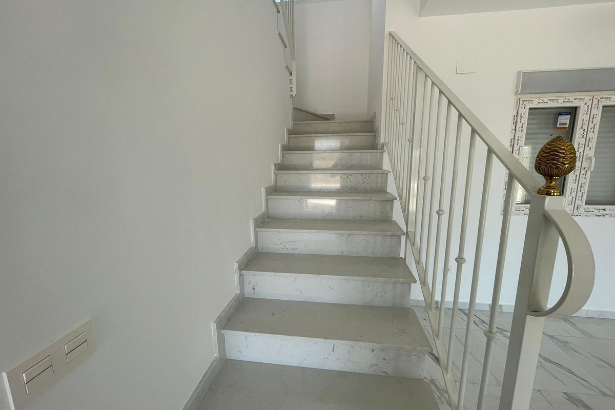 Witte trap die omhoog leidt in een moderne 6-slaapkamer villa gelegen in Pinoso, Costa Blanca Zuid.