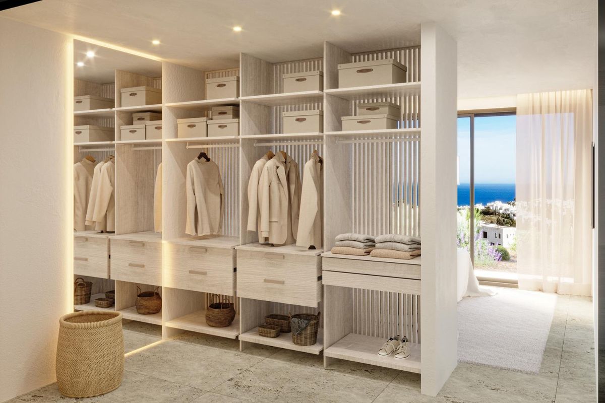 Ruime inloopkast met georganiseerde opbergruimte en uitzicht op zee in een goed ontworpen appartement in Mojacar.
