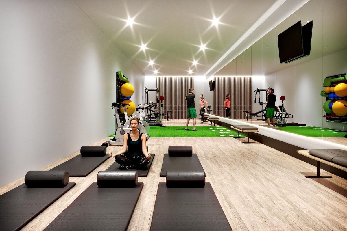 Goed uitgeruste fitnessruimte met yogamatten en oefenstations in een appartement op de begane grond in San Juan, Alicante.