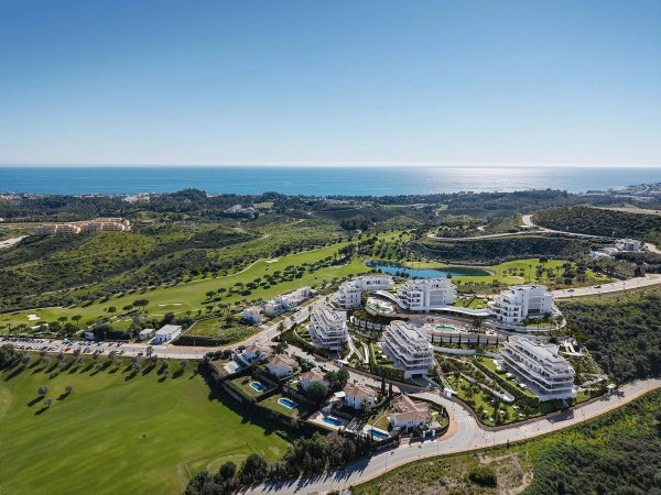 Luchtfoto van een modern complex omgeven door groen, gelegen in Mijas, Costa del Sol.