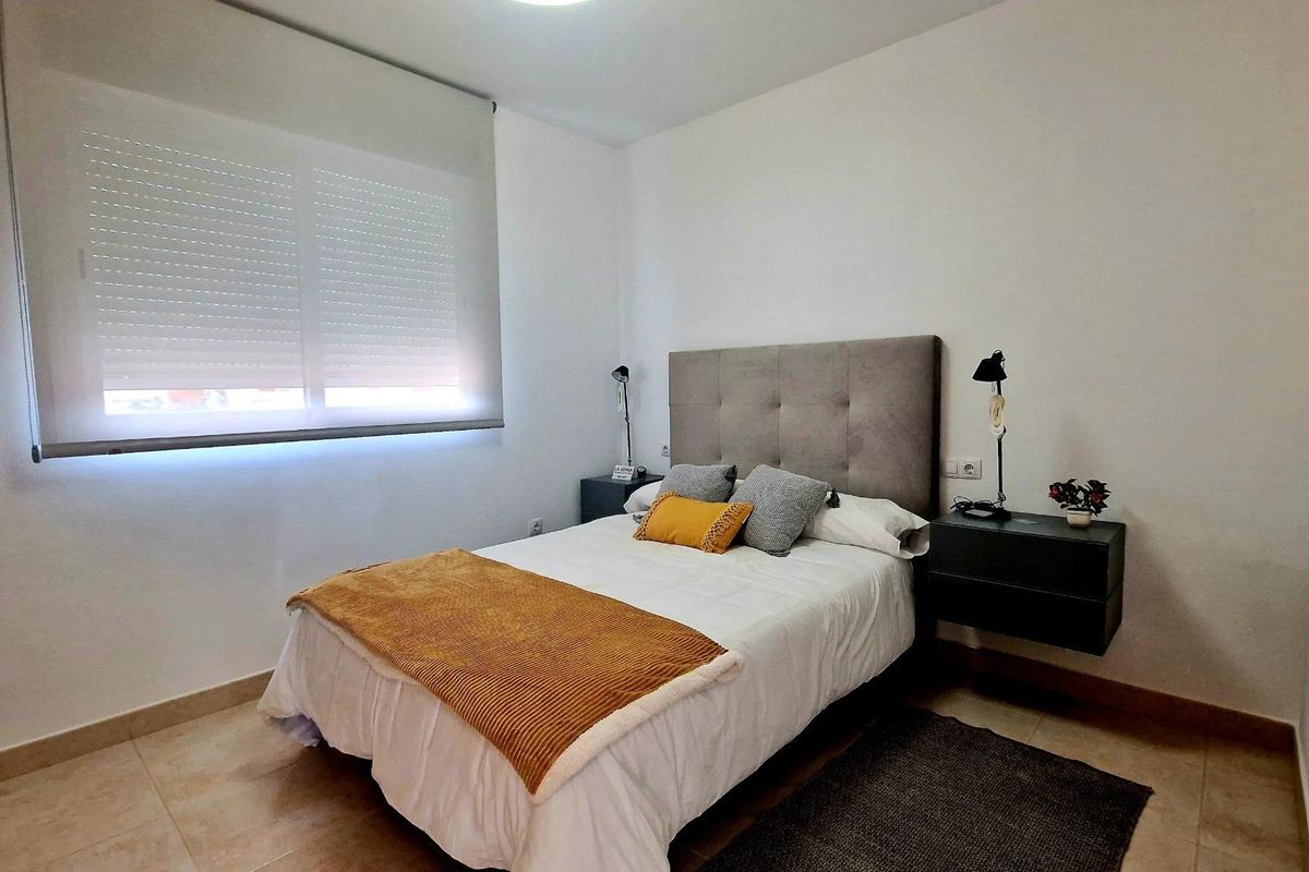 Stijlvolle hoofdslaapkamer in de 4-slaapkamer villa in Lorca, met een comfortabel bed en decoratieve accenten.