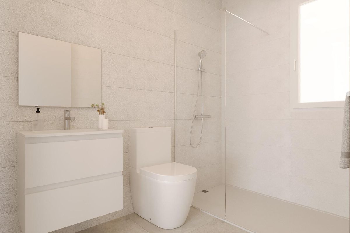 Moderne badkamer met strak ontwerp en een inloopdouche, te vinden in een townhouse in Finestrat.