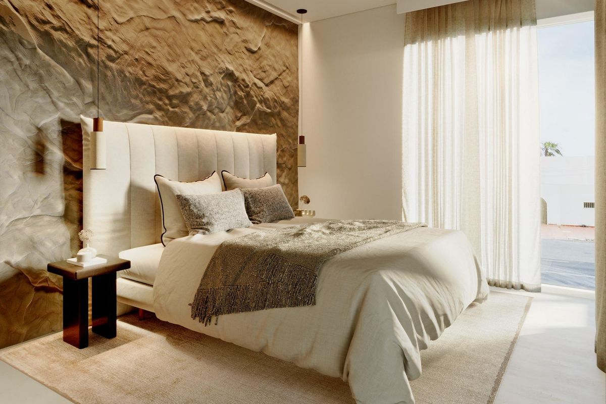 Luxe slaapkamer versierd met stijlvolle accenten en grote ramen in een townhouse in Mojacar.
