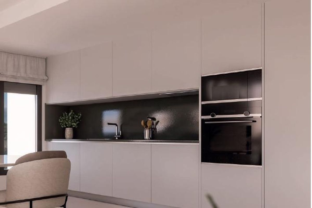 Moderne keuken met strakke kasten en apparaten in een ruime penthouse in Estepona.