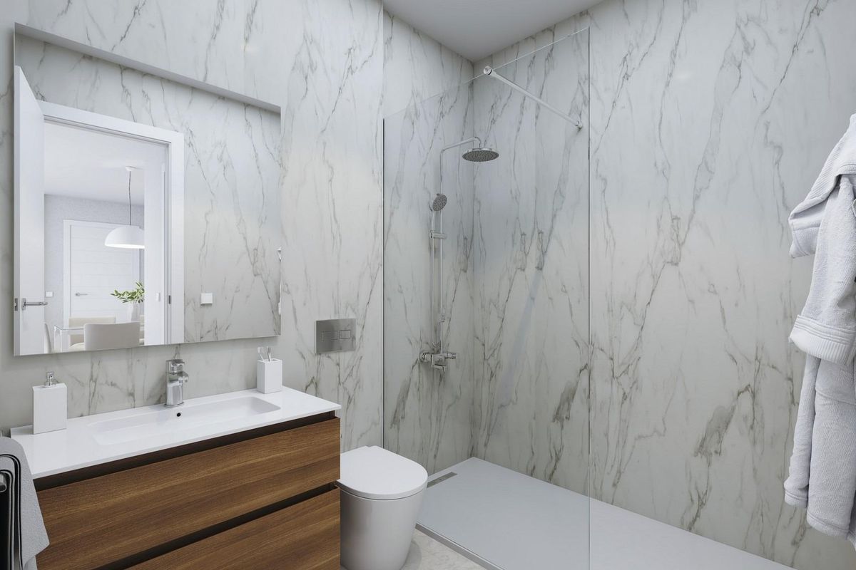 Stijlvolle badkamer met marmer tegels en moderne armaturen in een begane grond appartement, Costa Calida.