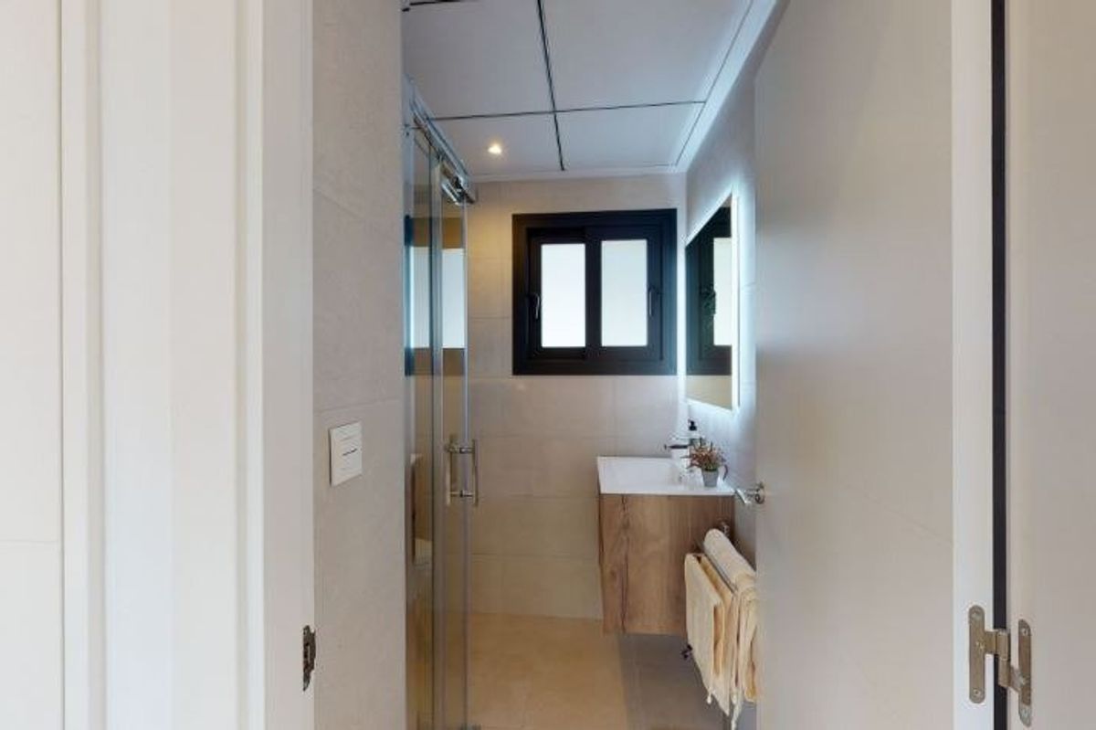 Hedendaagse badkamer met douche en natuurlijk licht in een 3-slaapkamer villa nabij La Nucia, Costa Blanca.