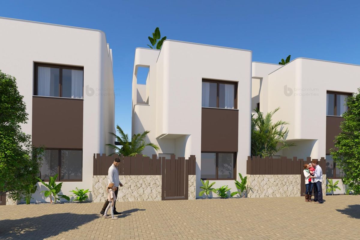 Buitenzicht op een modern villacomplex met gezinnen die wandelen in Pilar de La Horadada, Costa Blanca Zuid.