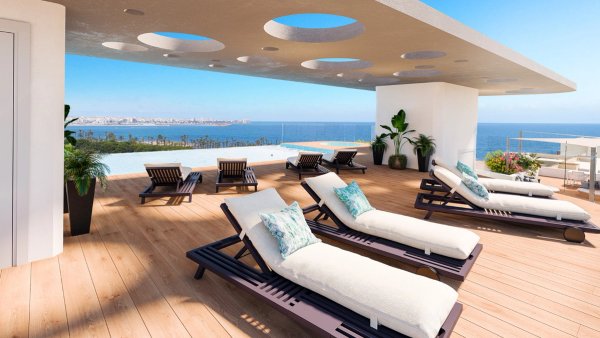 Prachtig terras met ligstoelen met uitzicht op de zee in Punta Prima, Costa Blanca Zuid.