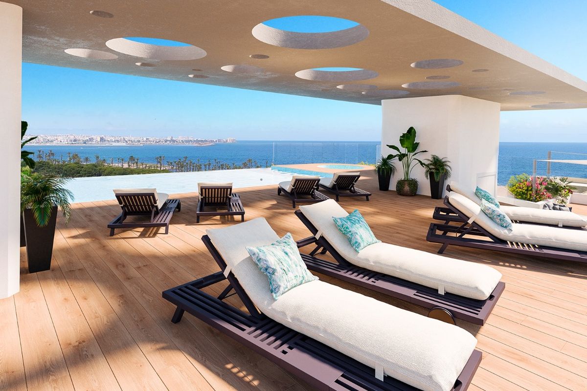 Prachtig terras met ligstoelen met uitzicht op de zee in Punta Prima, Costa Blanca Zuid.