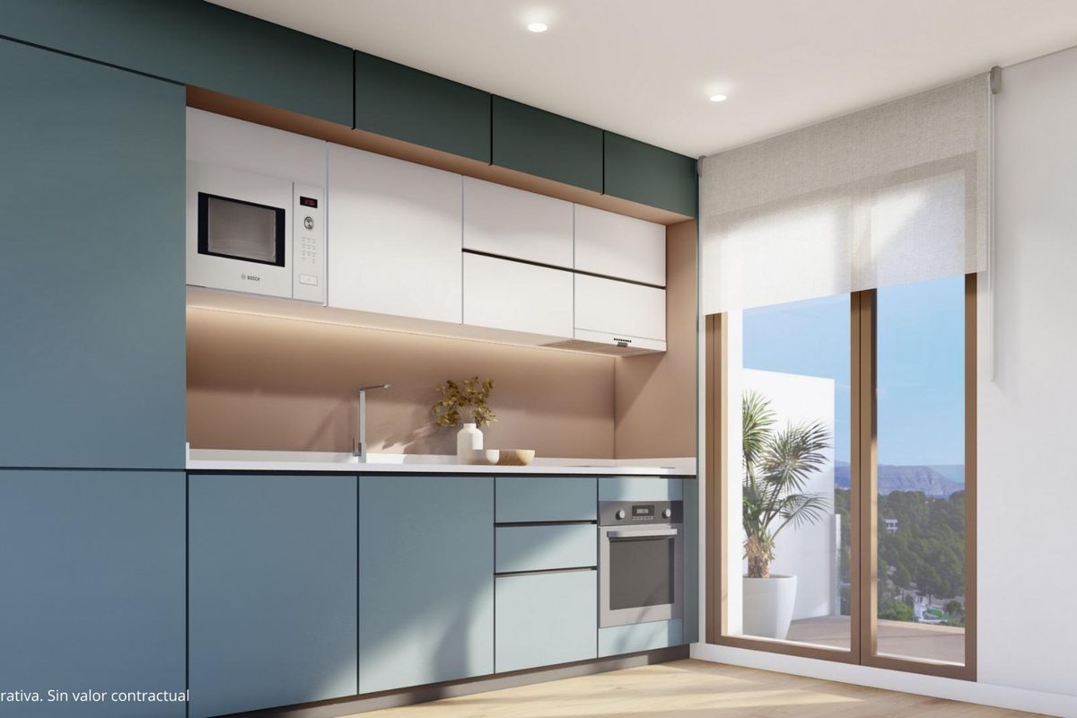 Moderne keuken met een strakke stijl en natuurlijk licht in La Nucia herenhuis.