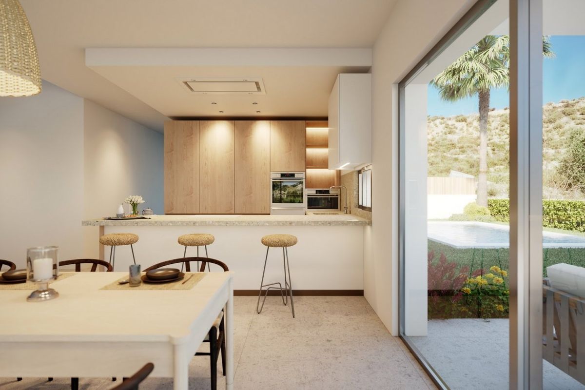 Stijlvolle keuken in de villa, uitgerust met moderne apparaten en een open indeling naar het terras.