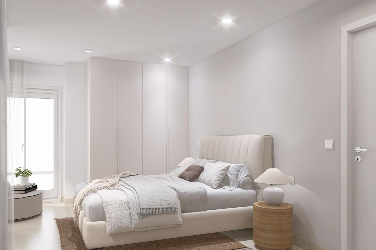 Ruime master slaapkamer met stijlvol design en natuurlijk licht in een 4-slaapkamer bungalow in Bigastro.