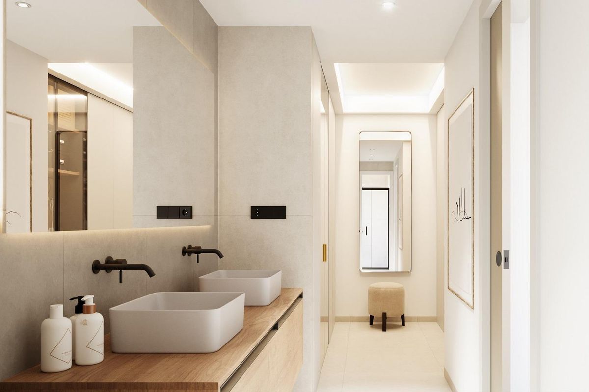 Modern badkamer met dubbele wastafels en elegante verlichting, onderdeel van een 3-slaapkamer huis in Pilar de La Horadada.