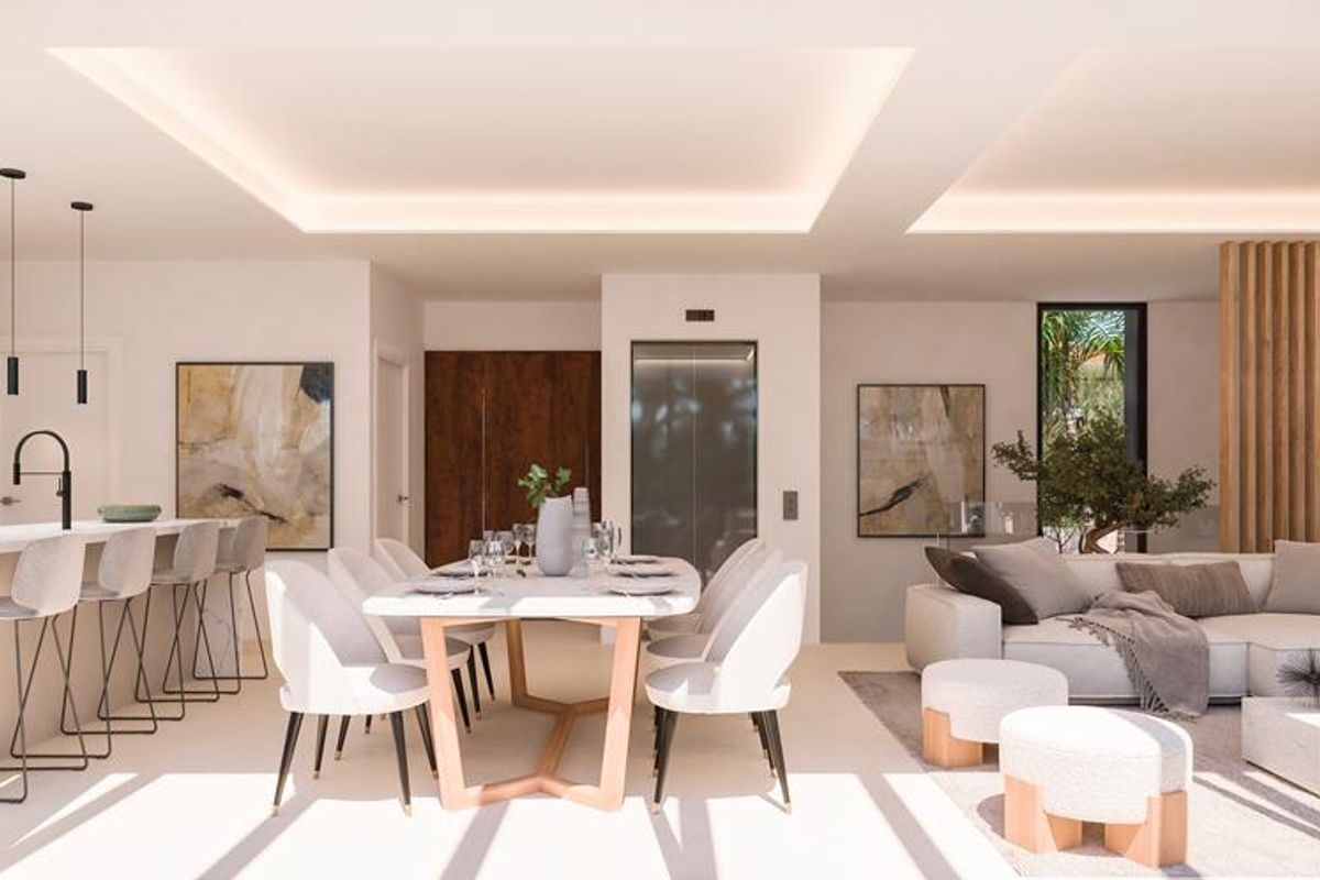 Chique eet- en woonkamer in de townhouse in Mijas, met elegante decoraties en veel licht.