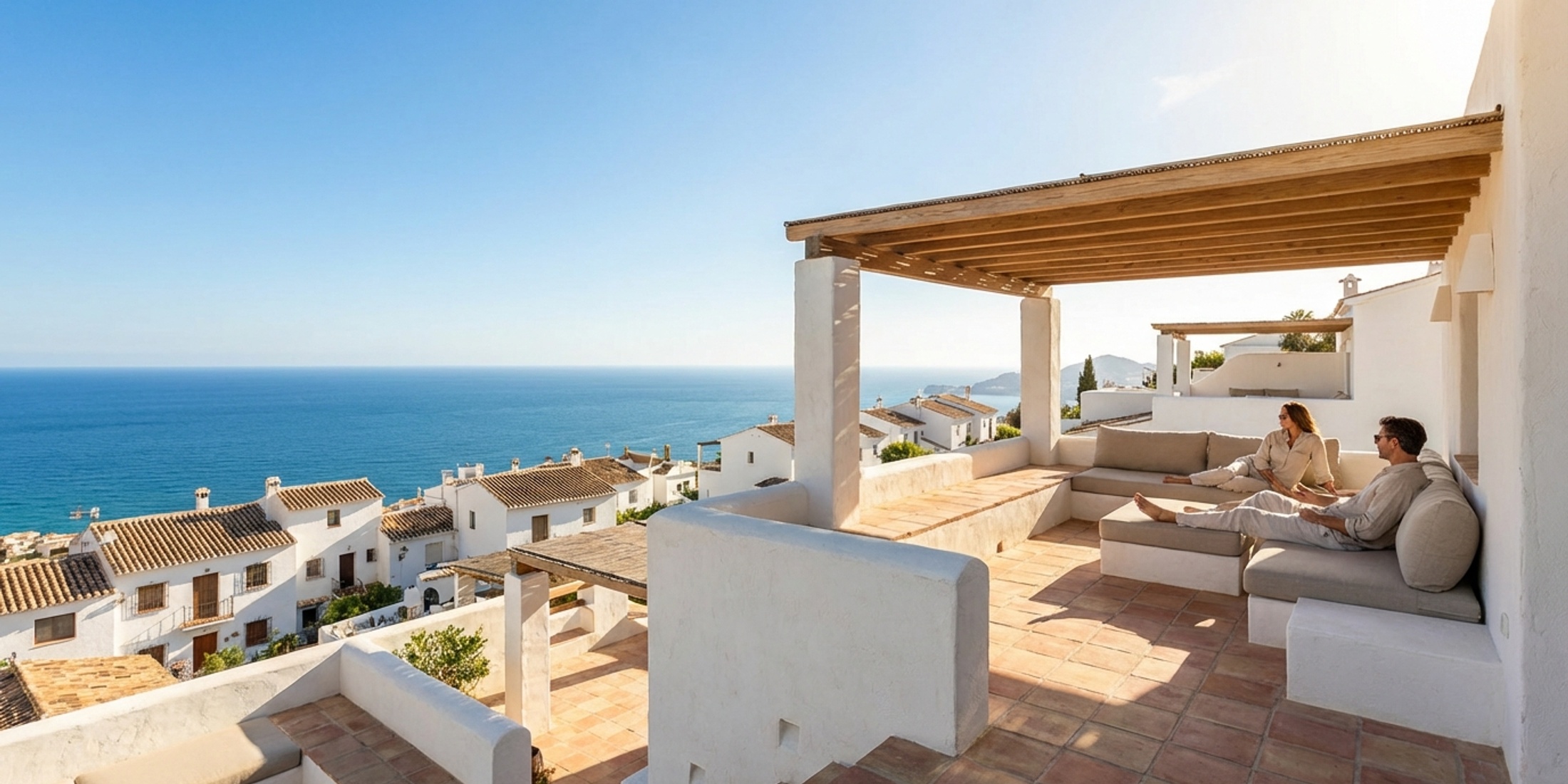 Stel ontspant op een terras in Altea met uitzicht op de Middellandse Zee