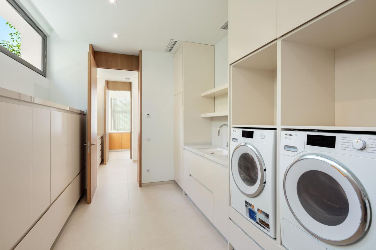 Strakke wasruimte in een villa in Casares, uitgerust met apparaten en voldoende opbergruimte.