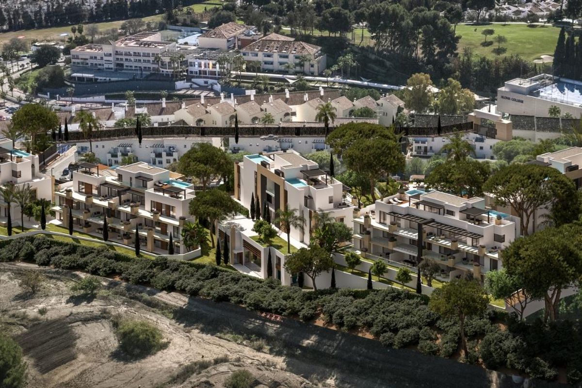 Luchtfoto met moderne appartementen met buitenruimtes in Marbella, dichtbij weelderige tuinen en zwembaden.