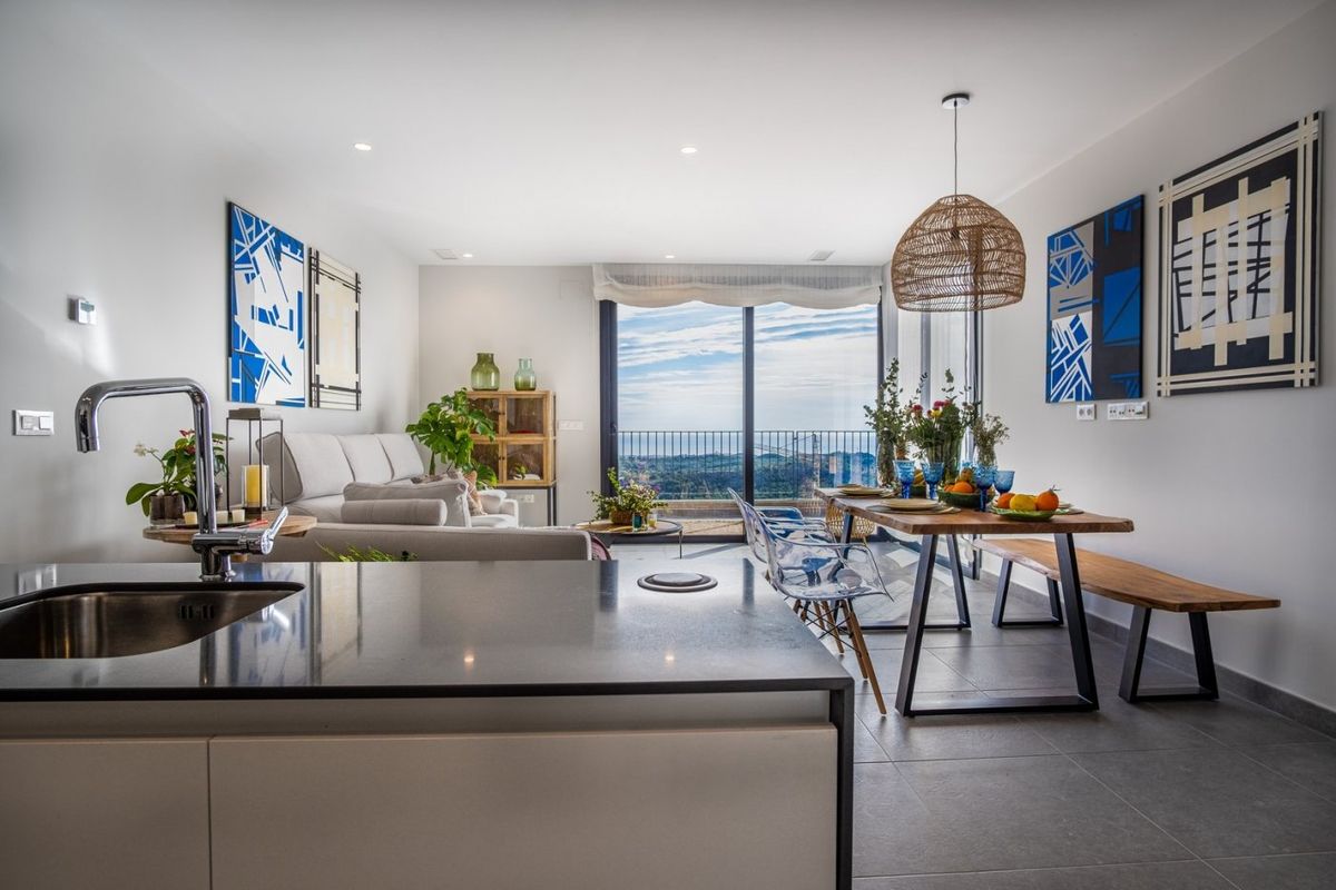 Moderne woonkamer in een 3-slaapkamer villa met panoramisch uitzicht, gelegen in Polop, Costa Blanca Noord, Spanje.