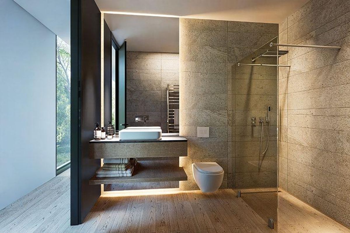 Strakke badkamer met natuurstenen afwerkingen en moderne voorzieningen in een 4-slaapkamer villa in Torrevieja.