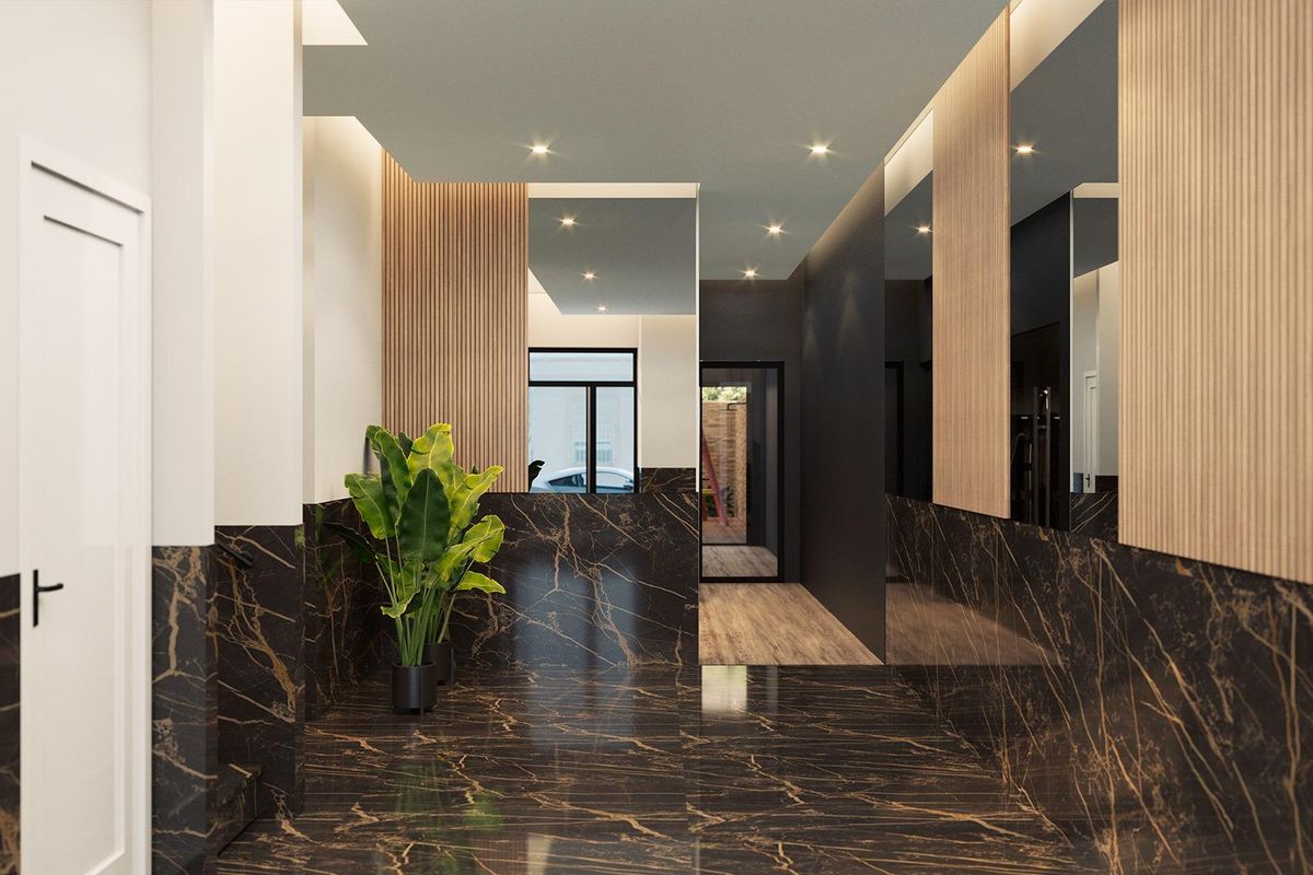 Een luxe lobby met marmeren vloeren en planten in een woning in Torrevieja, Costa Blanca Zuid.