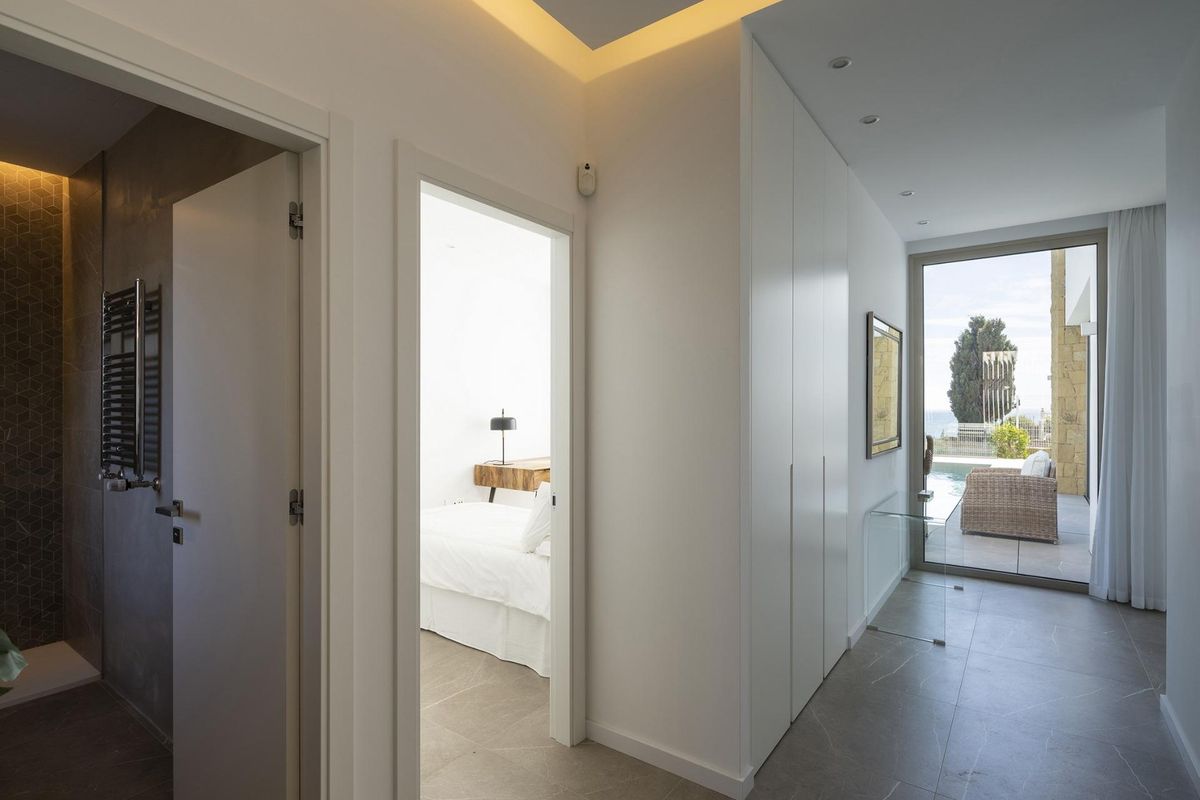 Heldere gang die naar een slaapkamer en badkamer leidt in een modern 4-slaapkamer villa in Mijas, Costa del Sol.
