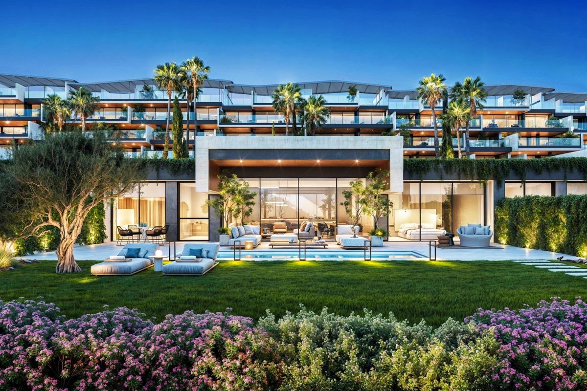 Elegant buitenwoongedeelte met zwembad en tuinen 's nachts in Manilva, Costa del Sol.