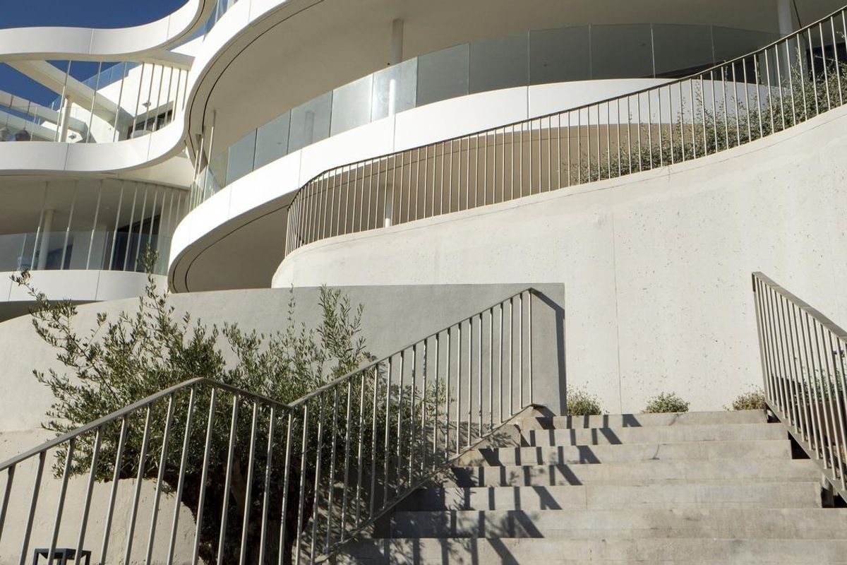 Moderne architectonische buitenaanzicht van het stijlvolle appartementencomplex in Benahavís, Costa del Sol.