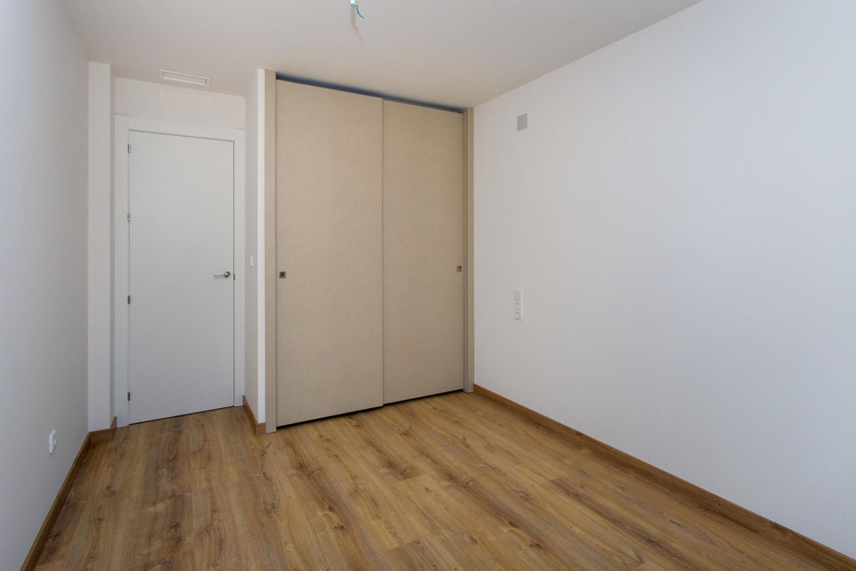 Goed ontworpen slaapkamer met praktische ingebouwde kast in een 3-slaapkamer bungalow in Hondón de las Nieves.