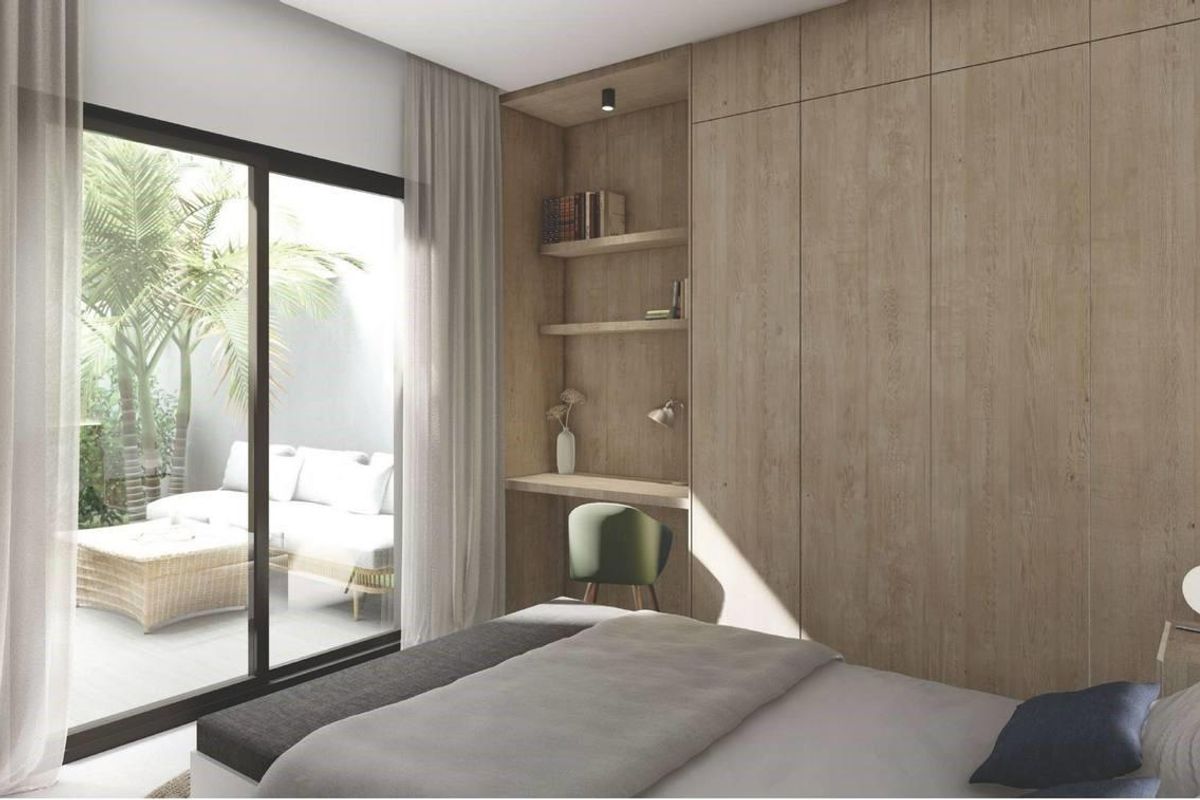 Stijlvolle slaapkamer met houten accenten en uitzicht op de tuin in een 3-slaapkamer villa in San Juan de los Terreros.