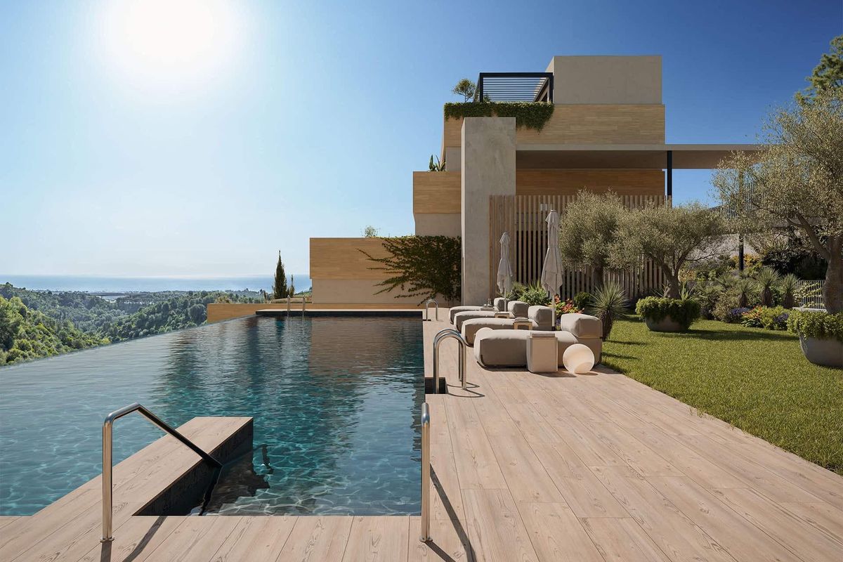 Stijlvol infinity zwembad omringd door groen en uitzicht in een luxueus penthouse in Marbella.