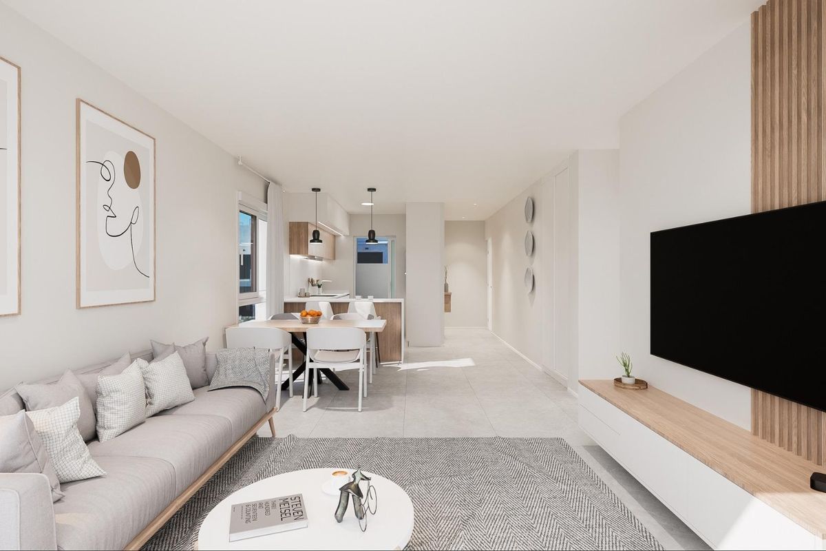 Ruimtelijke woonkamer met een comfortabele bank en een grote TV in het 2-slaapkamer appartement van Pilar de La Horadada.