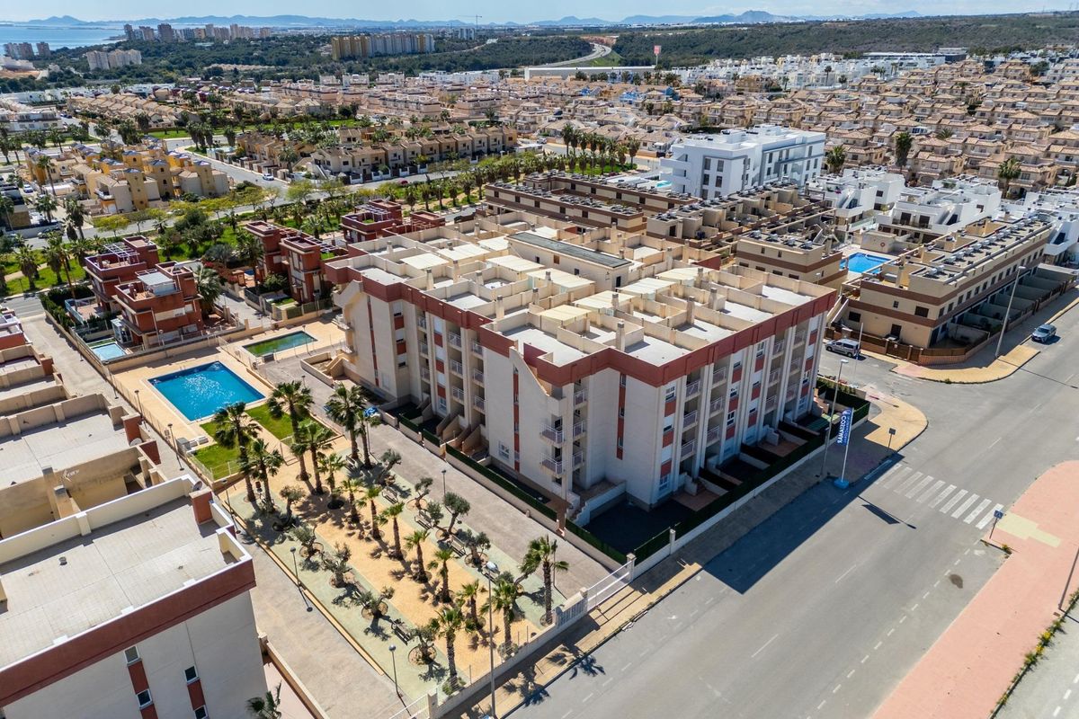 Dichtbij luchtfoto van het wooncomplex en de omgeving in Orihuela Costa, toont voorzieningen.