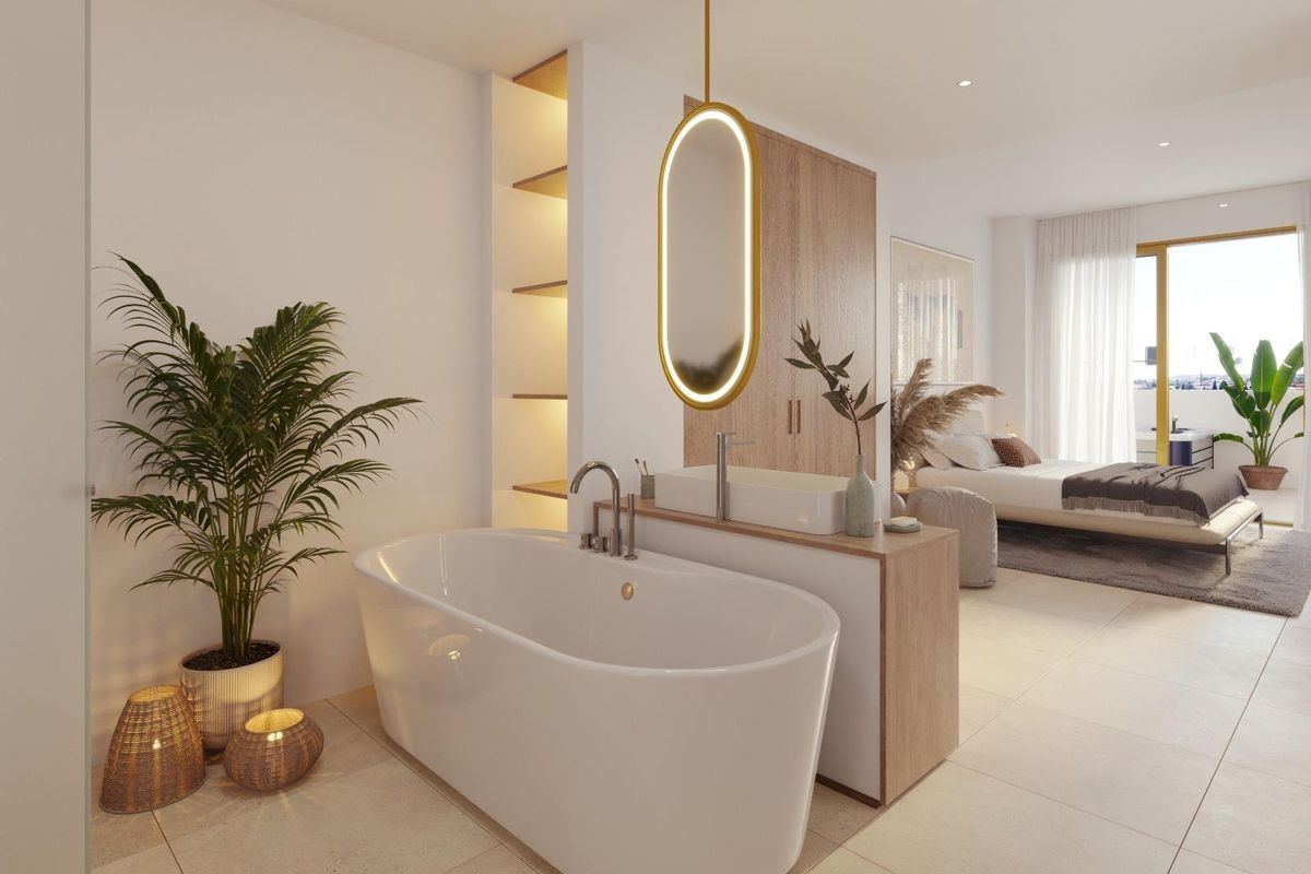 Luxe badkamer in een penthouse in Fuengirola met een vrijstaand bad en moderne armaturen.
