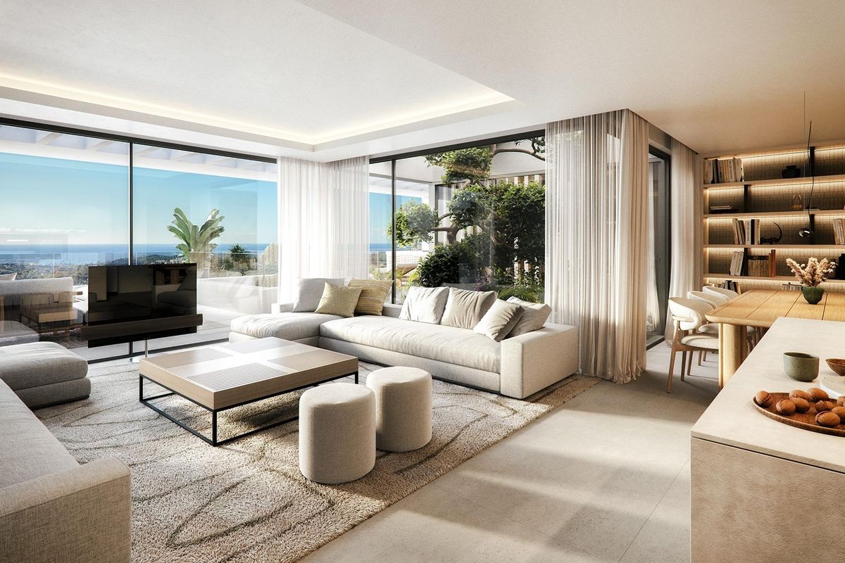 Een ander uitzicht op de heldere leefruimte met een moderne eetopstelling in het appartement in Casares.