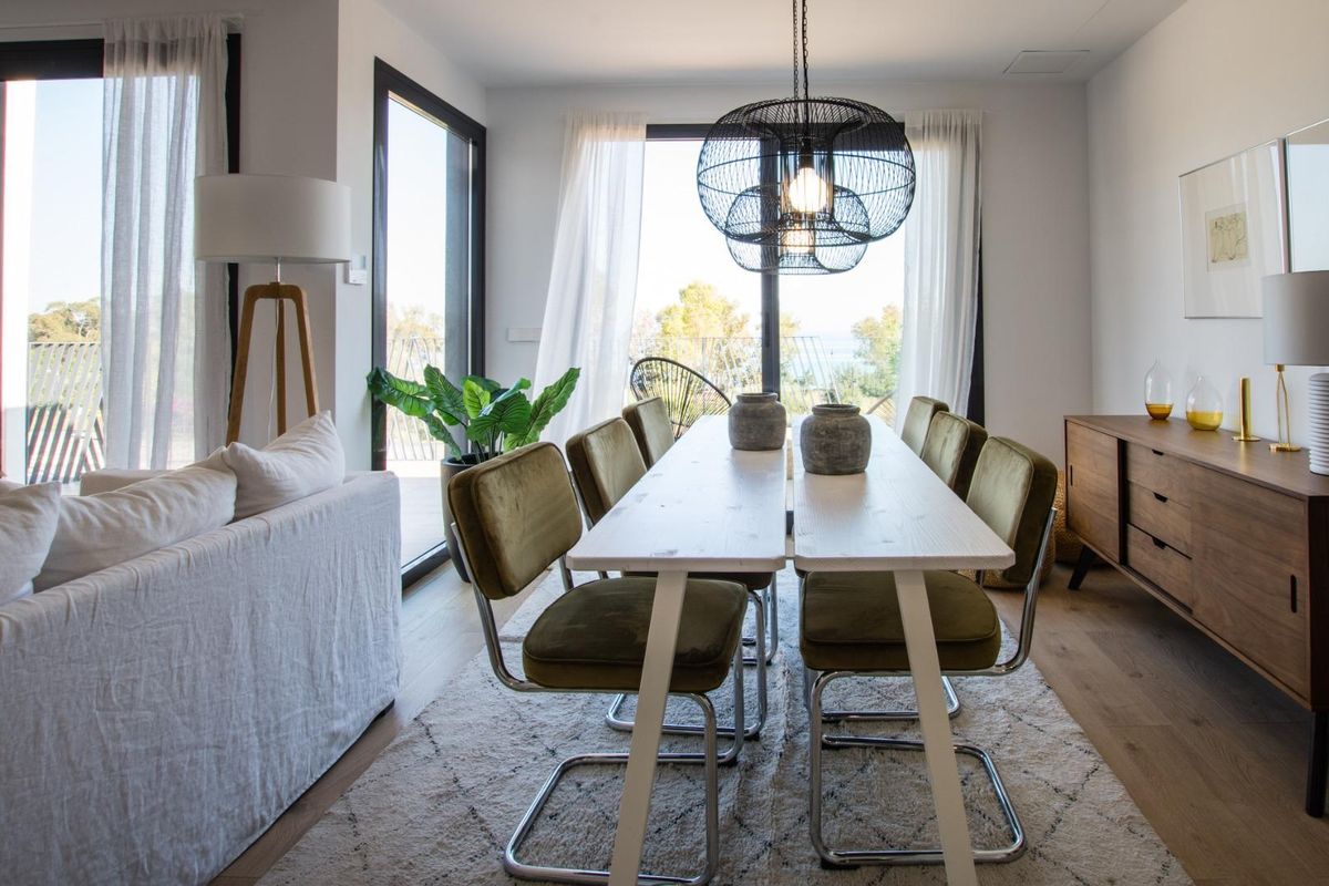 Eetruimte in een hedendaags 1-slaapkamerappartement met stijlvolle inrichting in Villajoyosa, Costa Blanca Noord.