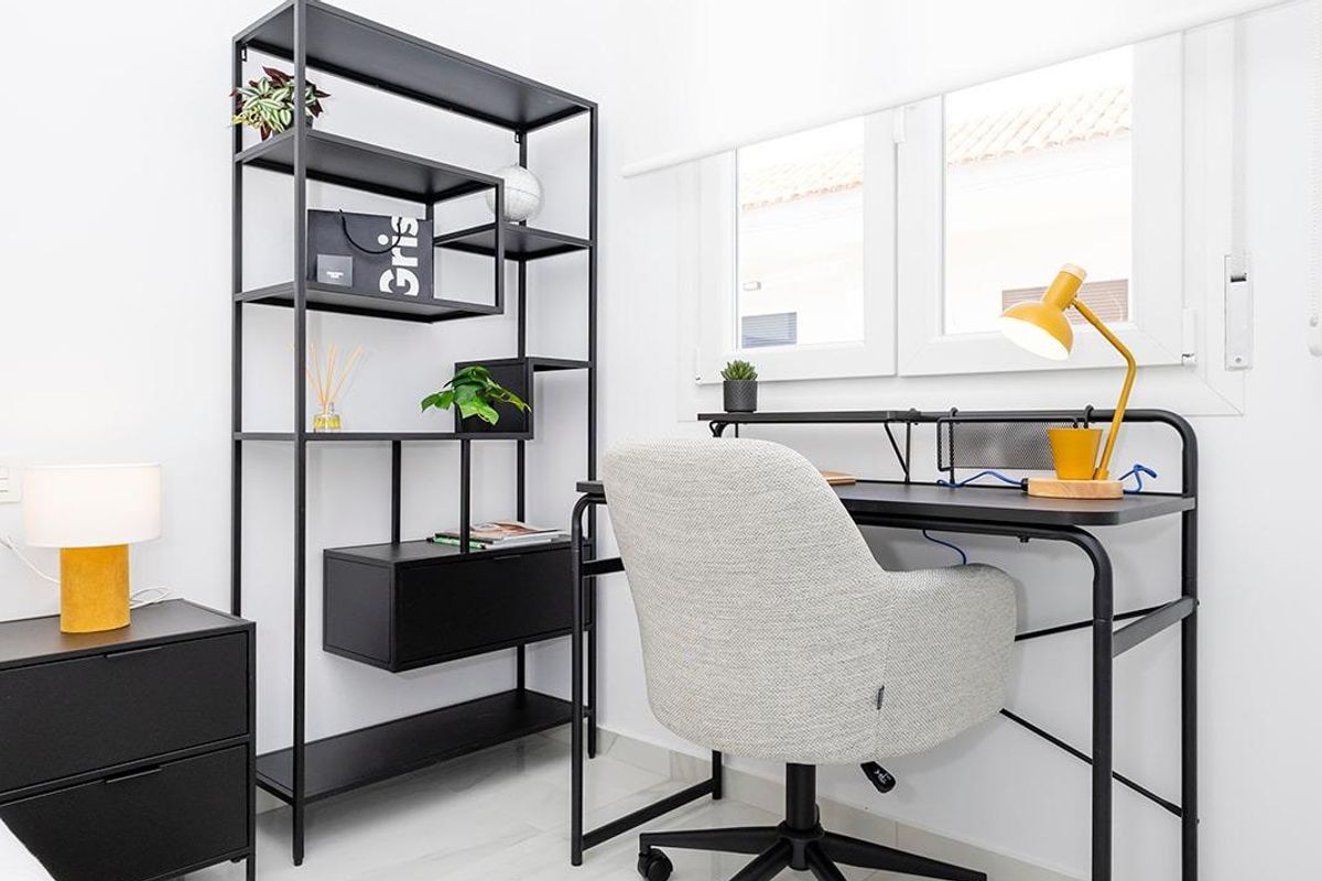 Studeerruimte in de slaapkamer van een appartement in Jacarilla, compleet met een modern bureau en een plankenunit.