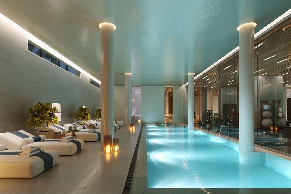 Ontspannende binnenzwembad met ligstoelen, onderdeel van een luxe penthouse in Marbella, Costa del Sol.