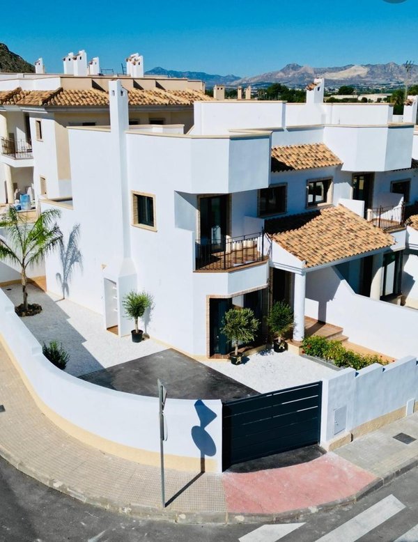 Luchtfoto van een 2-slaapkamer bungalow in Cox, Costa Blanca Zuid met moderne witte architectuur en een privé-ingang.