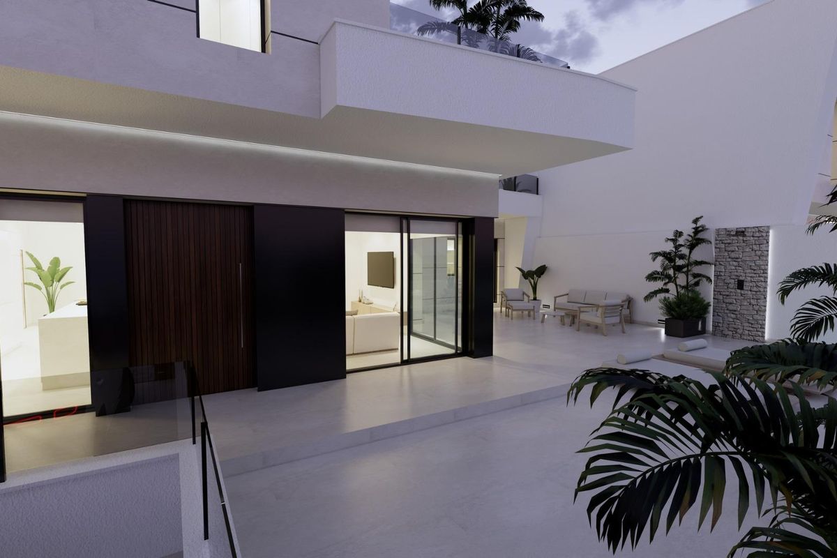 Charmante avondzicht van het villa terras met planten in Dolores, Costa Blanca Zuid.