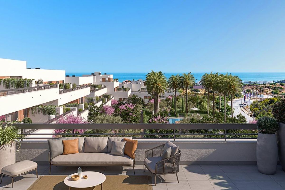 Prachtig terras met uitzicht vanaf een 2-slaapkamer appartement in Estepona, met weelderige tuinen en zeezicht.