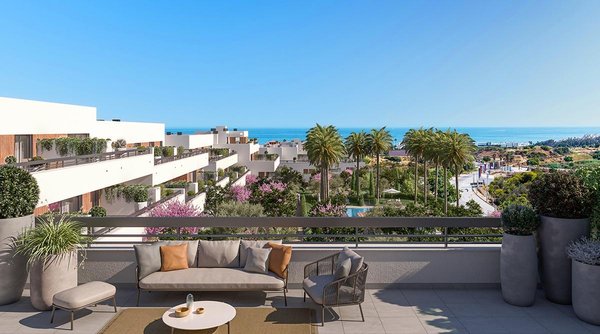 Prachtig terras met uitzicht vanaf een 2-slaapkamer appartement in Estepona, met weelderige tuinen en zeezicht.