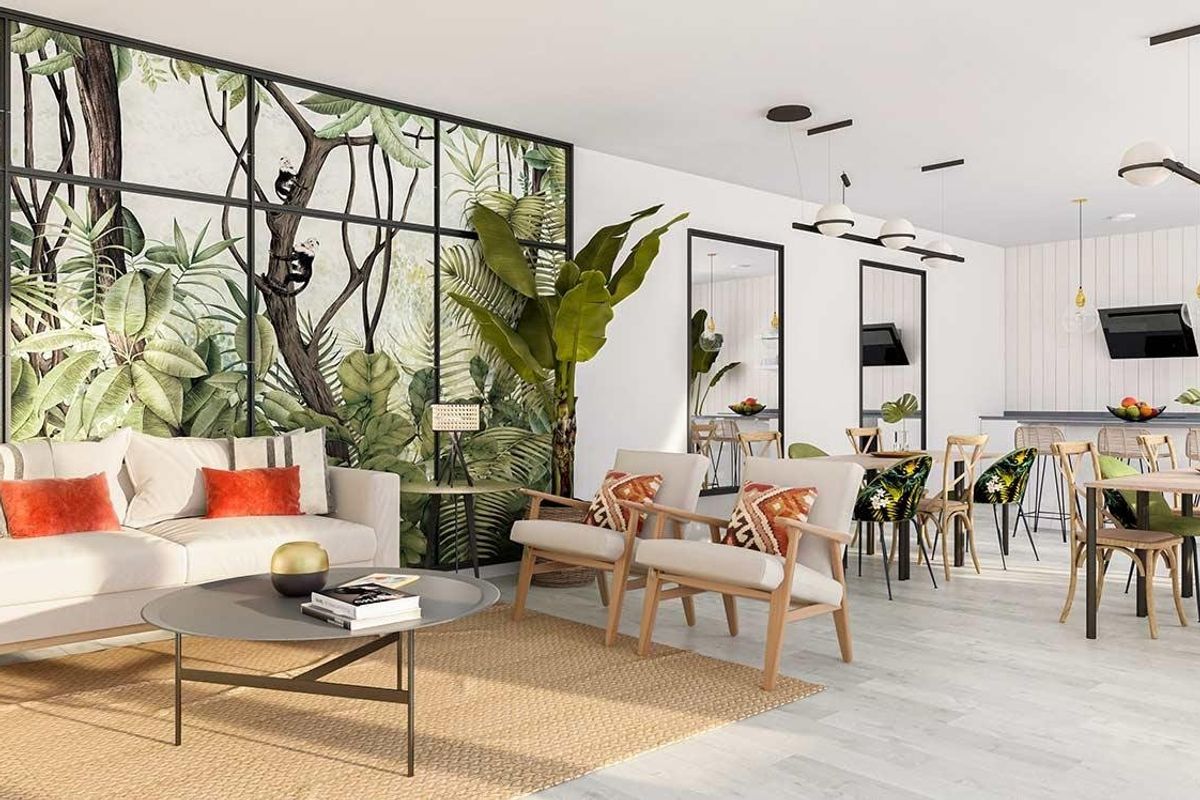 Stijlvolle woonkamer met tropische decoraties en een open eetruimte in een appartement in Vélez Málaga.