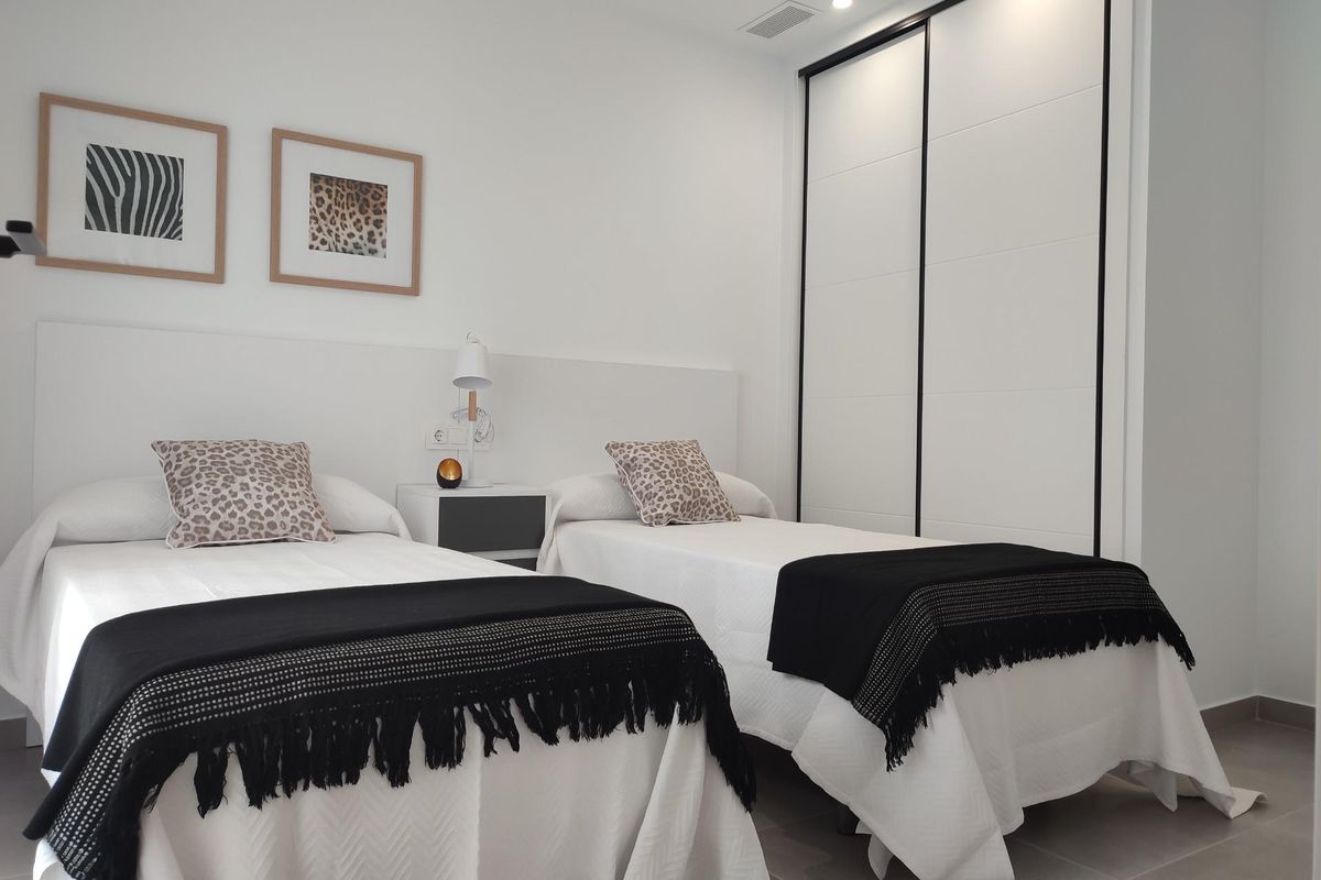 Stijlvolle tweepersoons slaapkamer in een 3-slaapkamer townhouse, uitgerust met nachtlampjes in Torre Pacheco, Spanje.