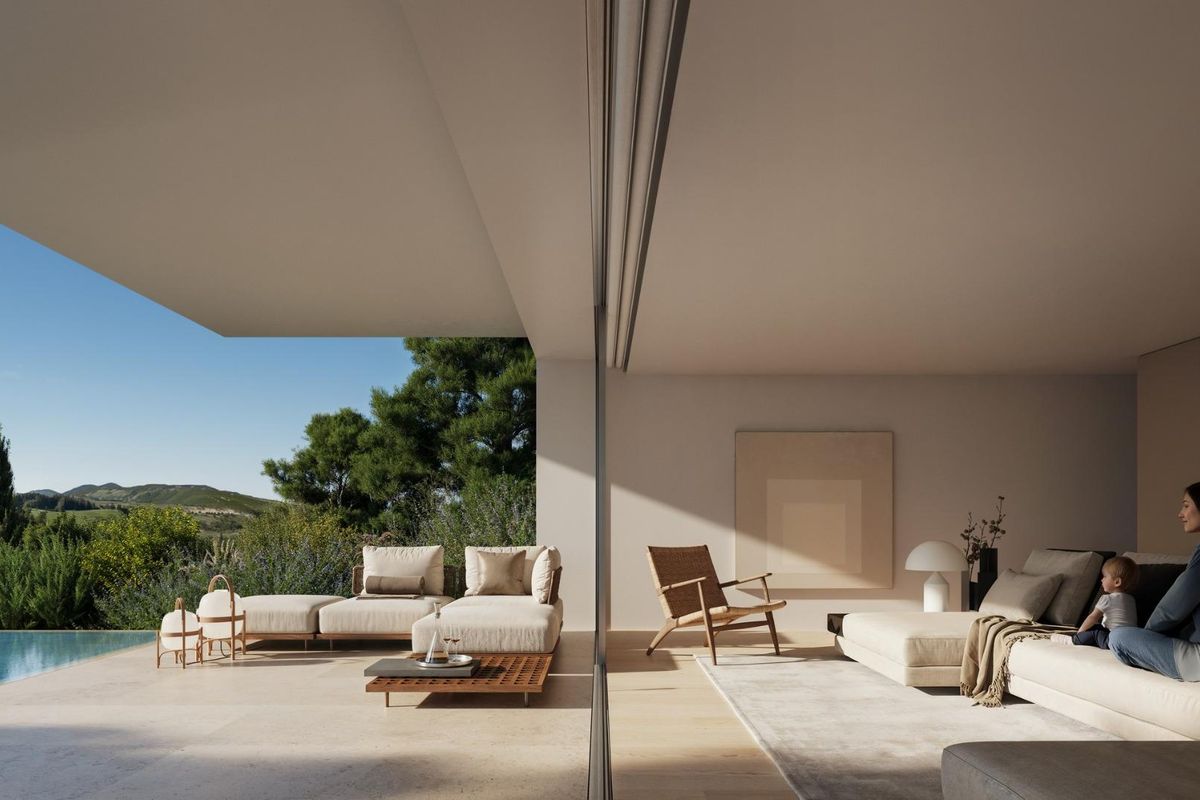 Gezellige woonkamer van een villa met uitzicht op de tuin, perfect voor familietijd in Estepona, Costa del Sol.