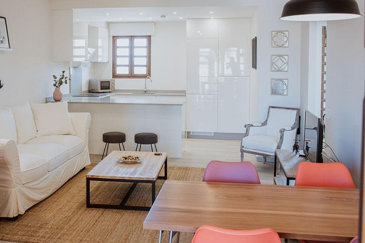 Ruime open woonkamer en keuken in het 2-slaapkamer appartement, perfect voor entertainment in Cuevas Del Almanzora.